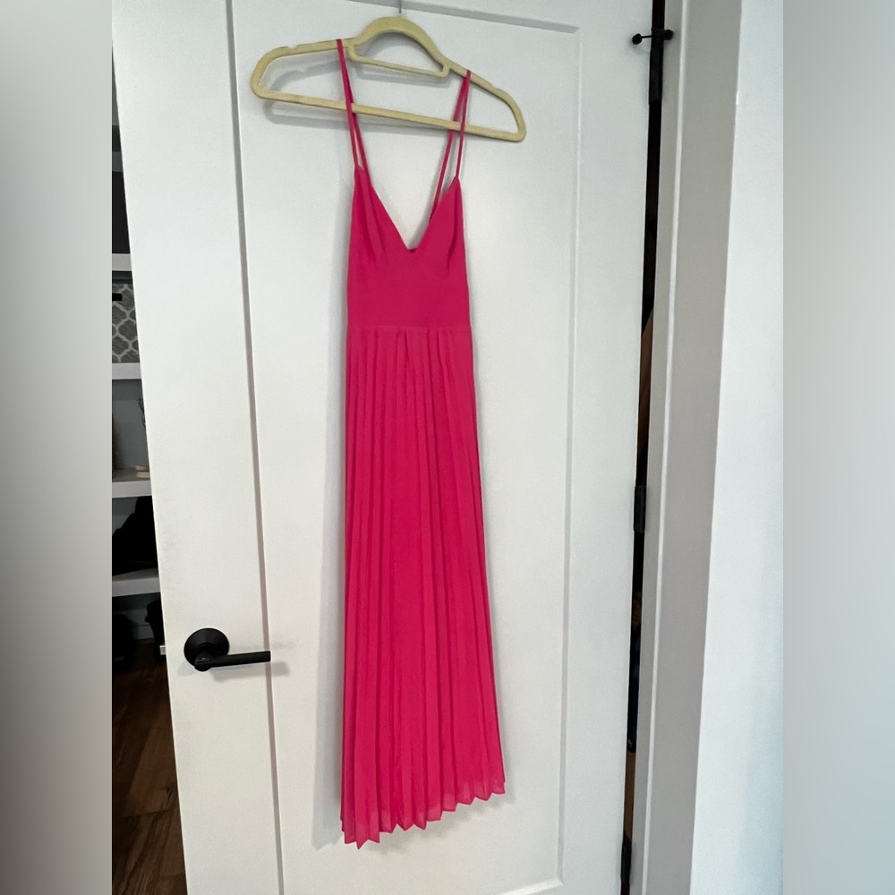 Lulu’s pleated sleeveless midi dress